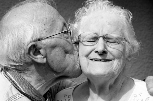 Avec du maquillage, ils ont vieilli ce couple d’amoureux pour voir leur réaction